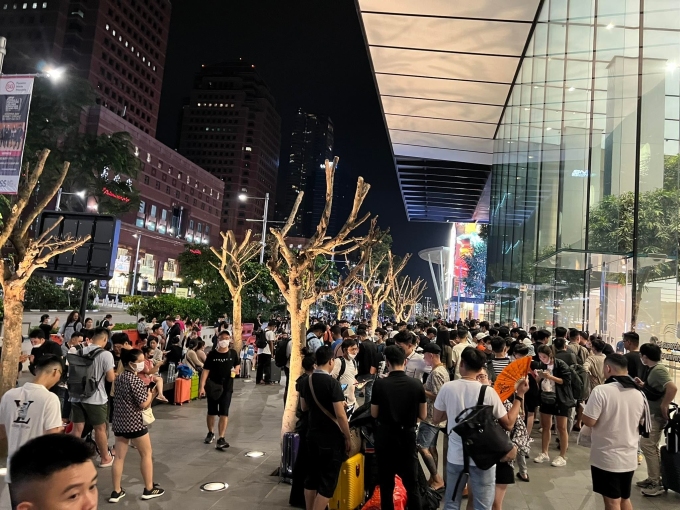 Nhiều người Việt xếp hàng trước Apple Store ở Singapore chờ mua iPhone 14 năm ngoái. Ảnh: Nguyễn Lâm